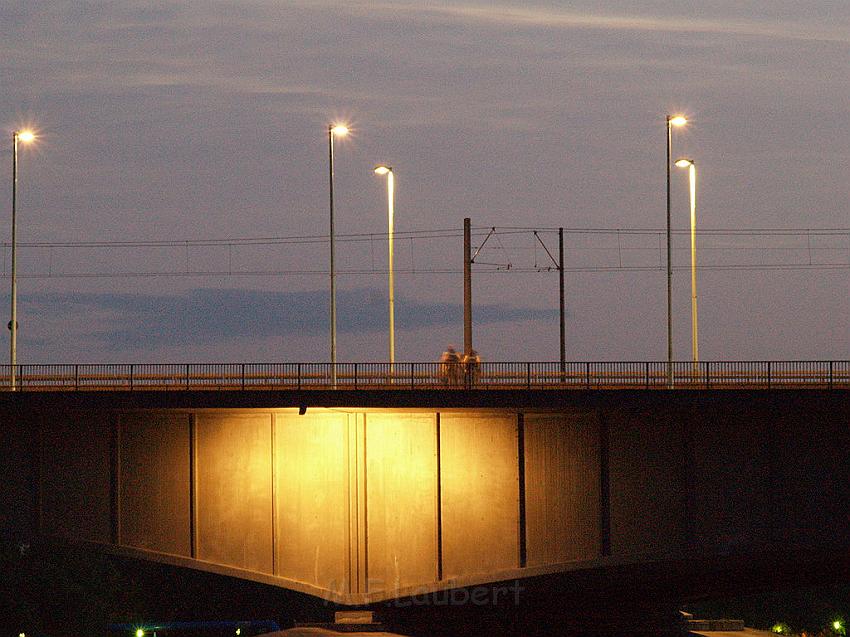 Lebensmueder mit Pistole Koeln Deutzer Bruecke P63.JPG